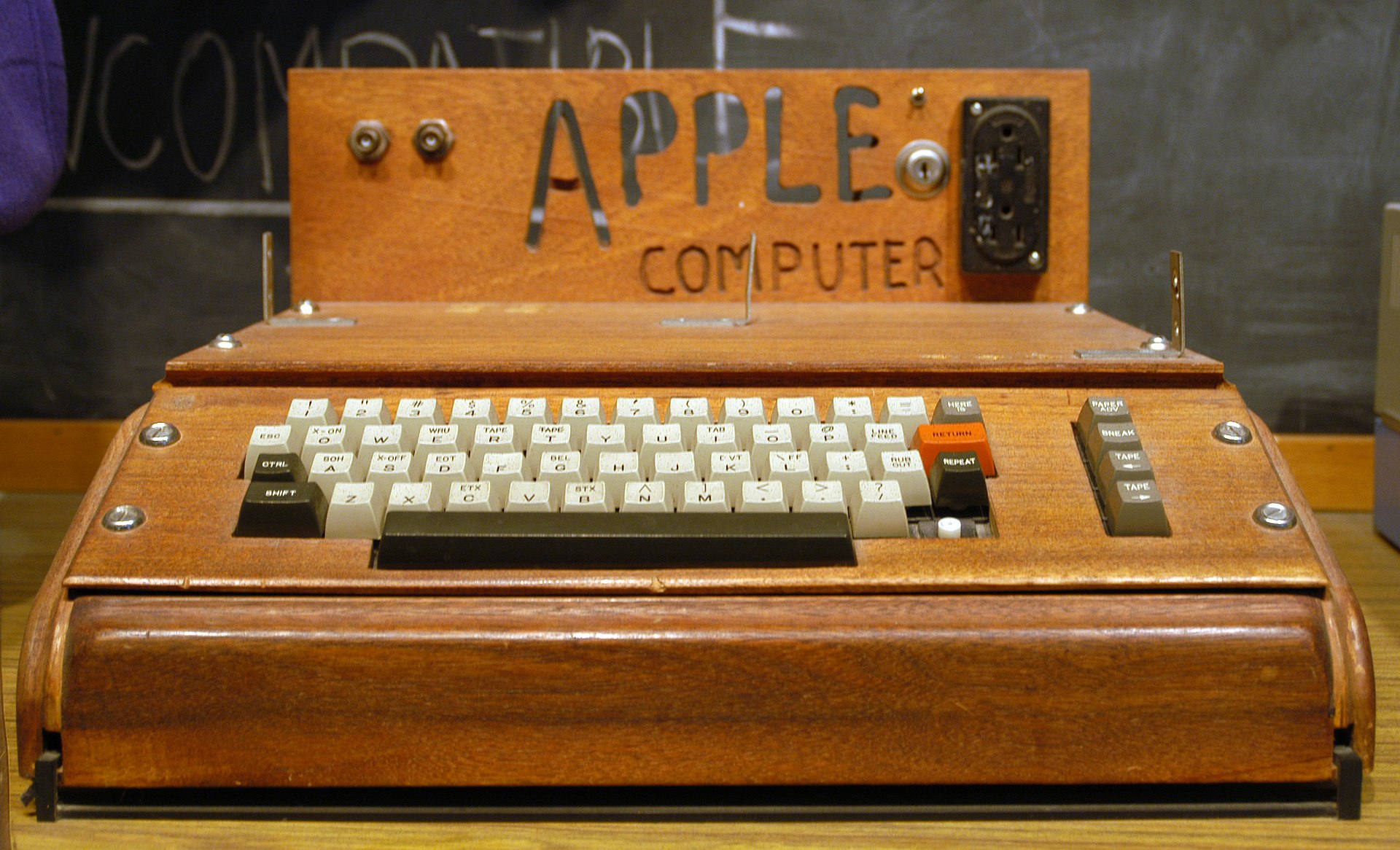 ../_images/1920px-Apple_I_Computer.jpeg